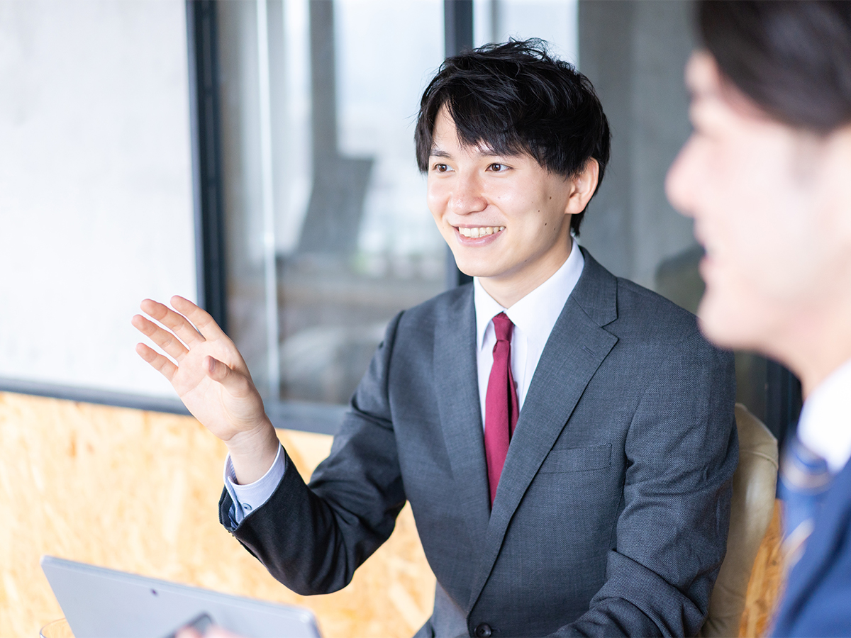 営業部で商談をするスタッフ