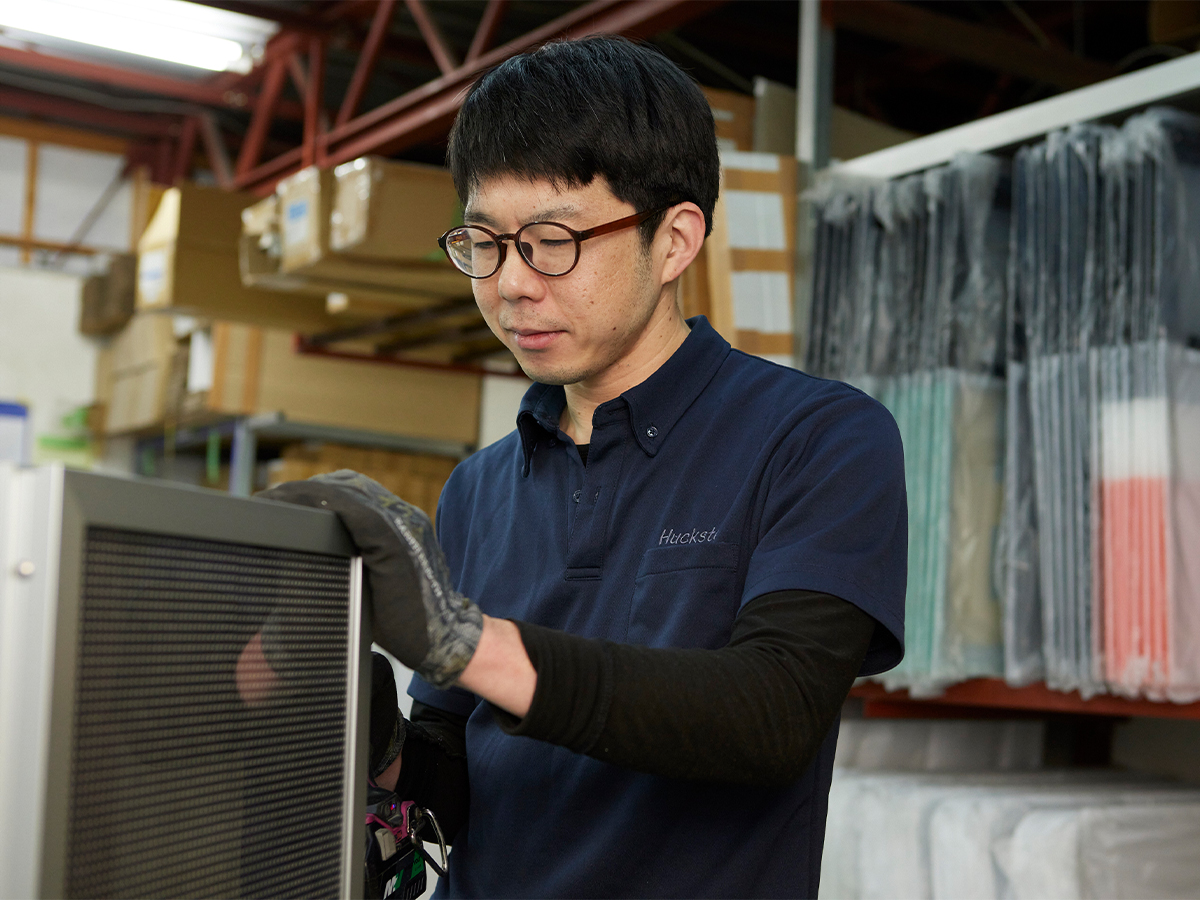 生産部で製造工程を確認するスタッフ